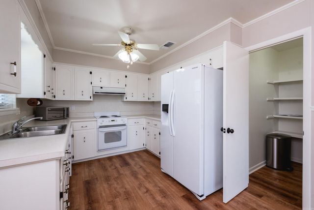 28 Walnut Valley Drive, Little Rock, AR 72211