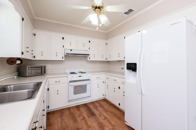 28 Walnut Valley Drive, Little Rock, AR 72211