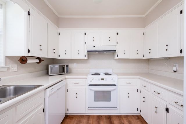 28 Walnut Valley Drive, Little Rock, AR 72211