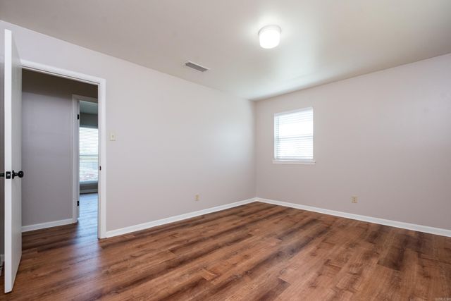 28 Walnut Valley Drive, Little Rock, AR 72211