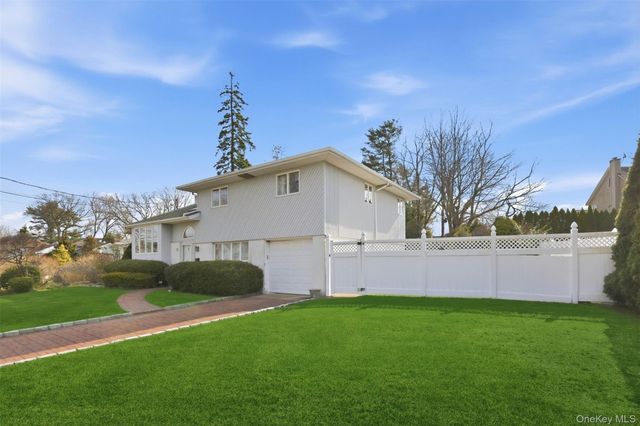 15 5th Place, Syosset, NY 11791