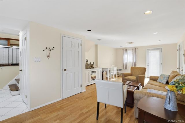 15 5th Place, Syosset, NY 11791