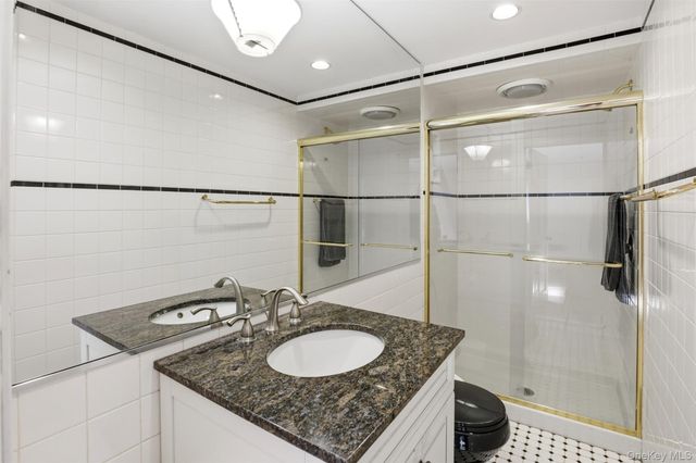 15 5th Place, Syosset, NY 11791