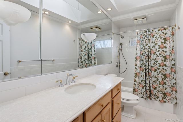 15 5th Place, Syosset, NY 11791