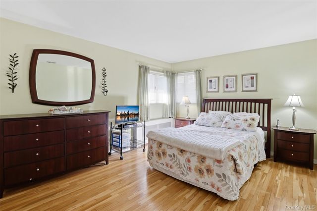 15 5th Place, Syosset, NY 11791