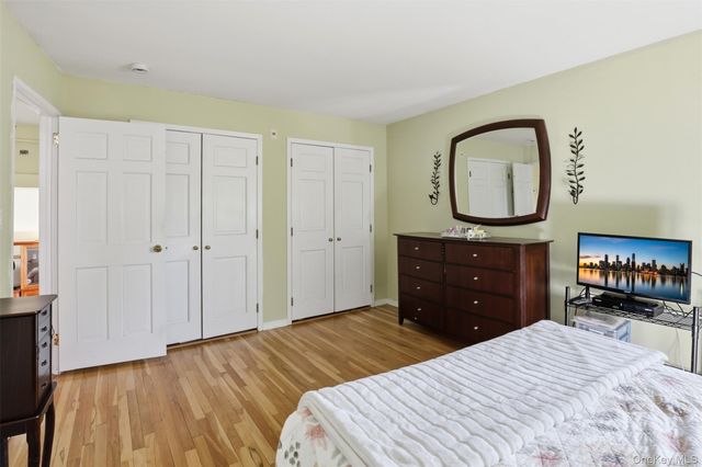 15 5th Place, Syosset, NY 11791