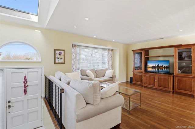 15 5th Place, Syosset, NY 11791