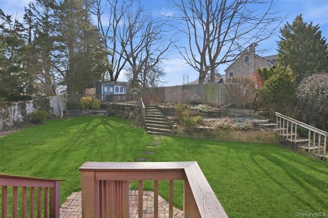 15 5th Place, Syosset, NY 11791