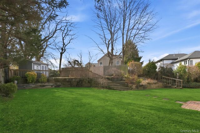 15 5th Place, Syosset, NY 11791