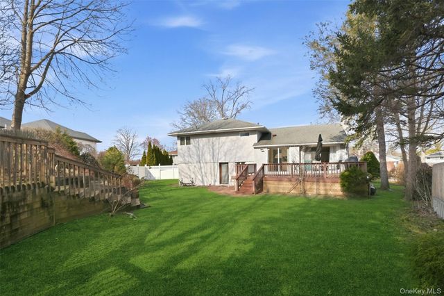 15 5th Place, Syosset, NY 11791