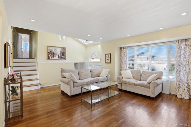 15 5th Place, Syosset, NY 11791