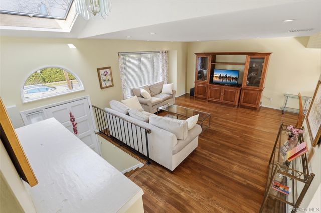 15 5th Place, Syosset, NY 11791