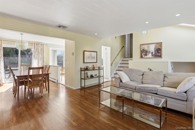 15 5th Place, Syosset, NY 11791