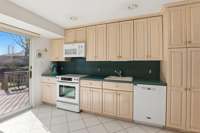 15 5th Place, Syosset, NY 11791