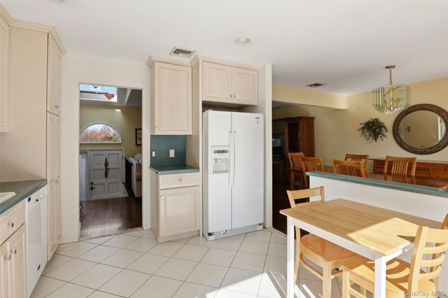 15 5th Place, Syosset, NY 11791