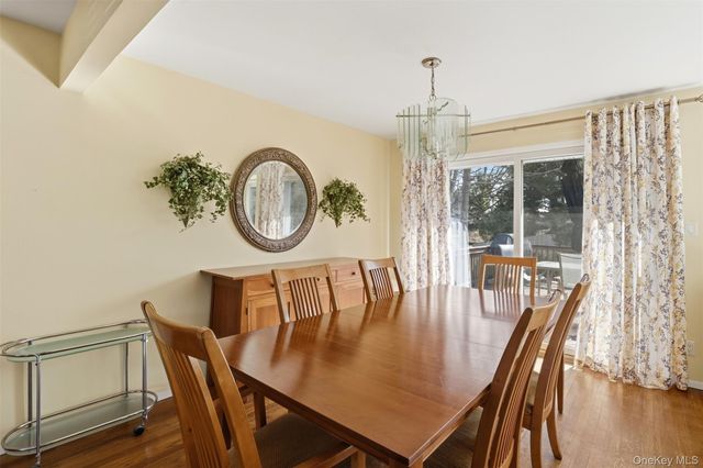 15 5th Place, Syosset, NY 11791