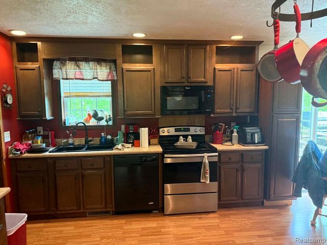 5994 N Lake Sanford Road, Sanford, MI 48657