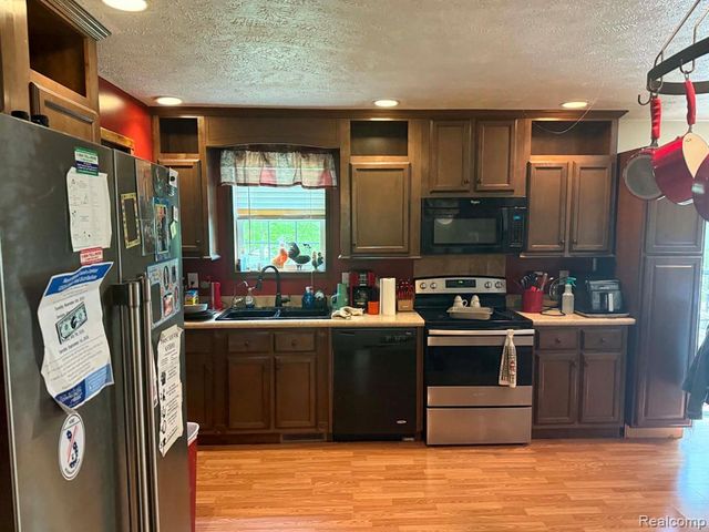 5994 N Lake Sanford Road, Sanford, MI 48657