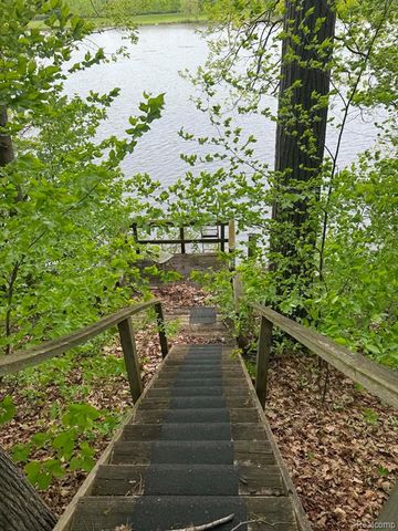 5994 N Lake Sanford Road, Sanford, MI 48657