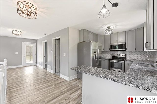 5613 S 48th Street, Omaha, NE 68117