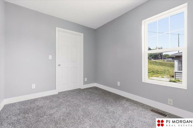5613 S 48th Street, Omaha, NE 68117