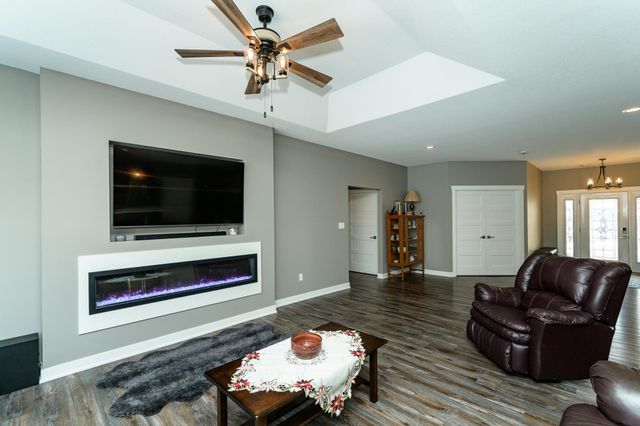 522 8th Street SW, Pine Island, MN 55963