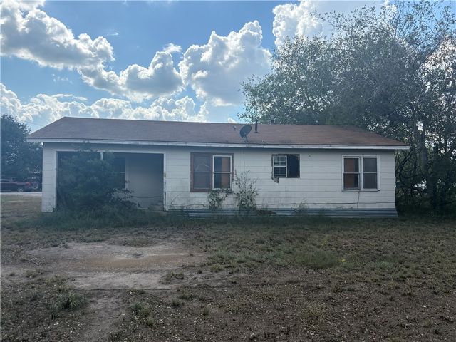 104 Charles St S, George West, TX 78022
