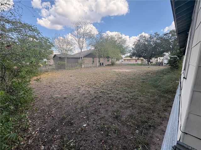 104 Charles St S, George West, TX 78022