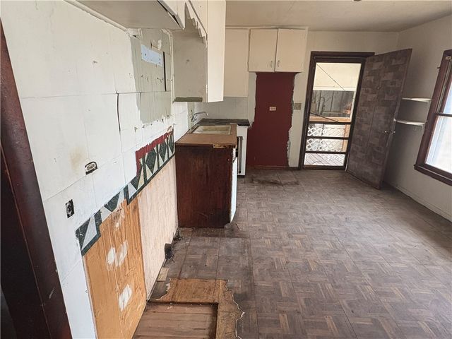 104 Charles St S, George West, TX 78022