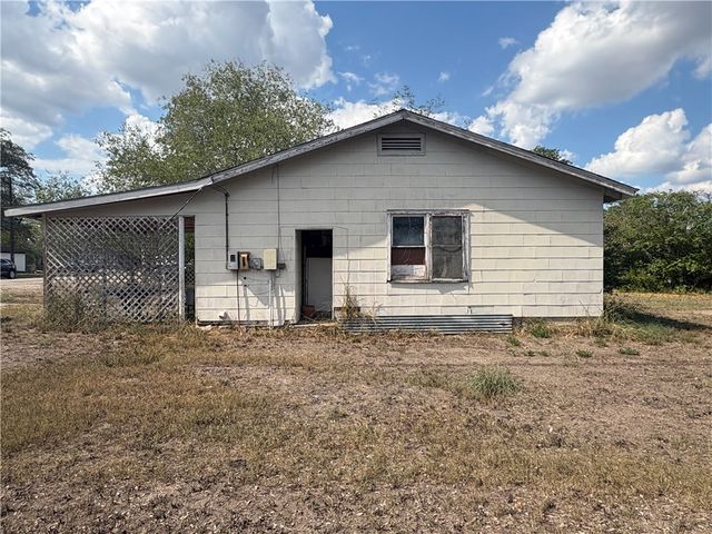 104 Charles St S, George West, TX 78022