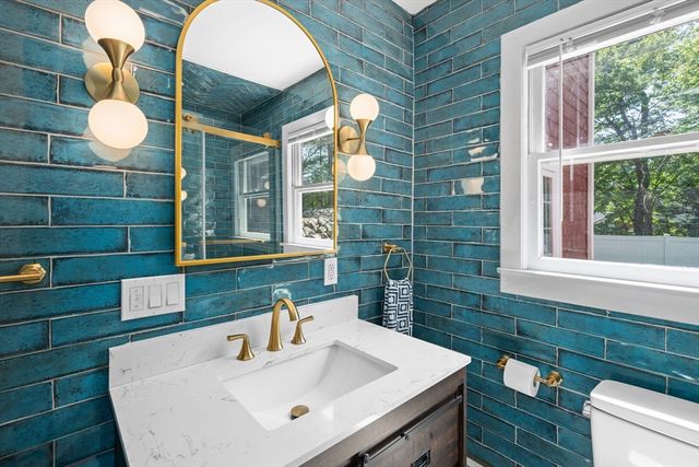 27 Cross Street, Medfield, MA 02052