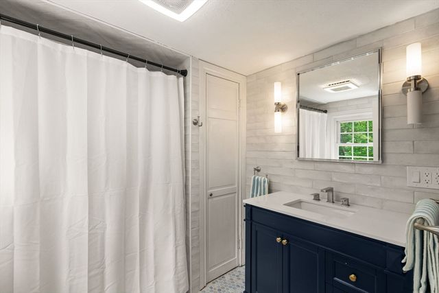 27 Cross Street, Medfield, MA 02052
