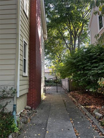 1072 Ridgedale Avenue, Birmingham, MI 48009