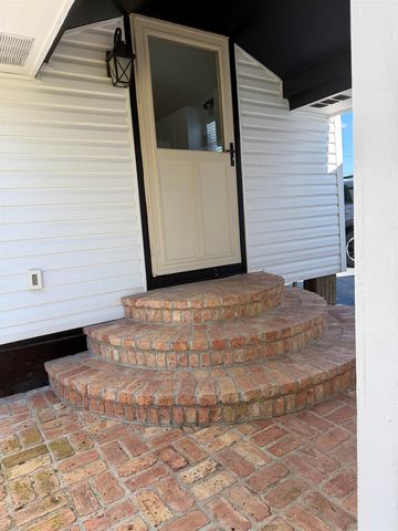 142 James St, Larose, LA 70373
