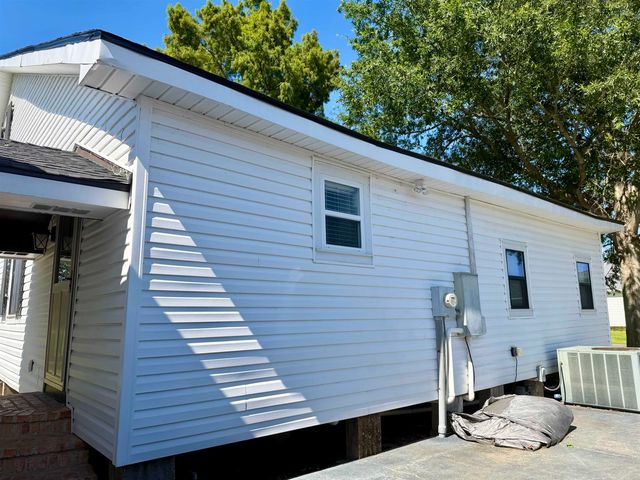 142 James St, Larose, LA 70373