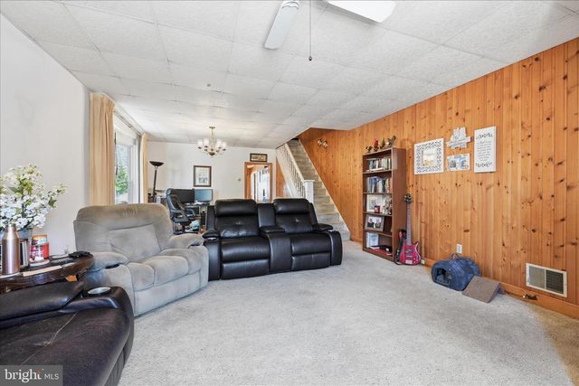 1758 W END AVE, Pottsville, PA 17901