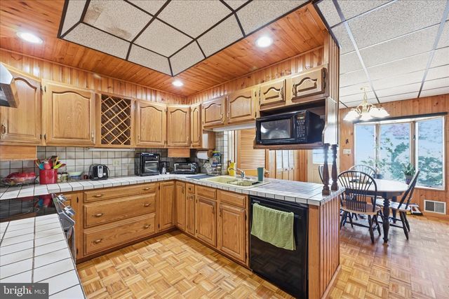 1758 W END AVE, Pottsville, PA 17901