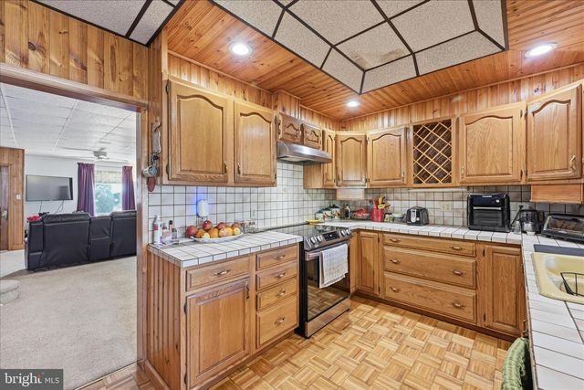 1758 W END AVE, Pottsville, PA 17901
