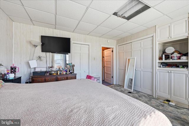 1758 W END AVE, Pottsville, PA 17901