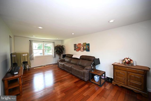 71 COACHMAN DR, Bordentown, NJ 08505