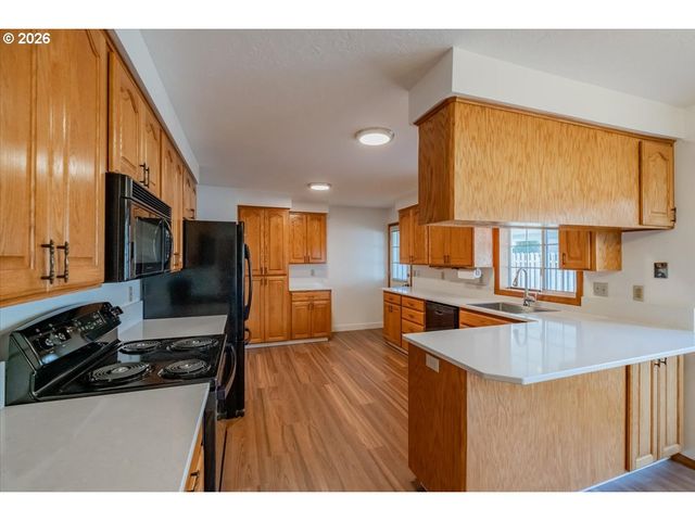 1566 Ne LAURELWOOD Cir, Canby, OR 97013