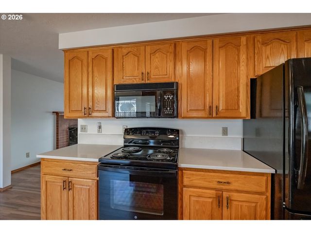 1566 Ne LAURELWOOD Cir, Canby, OR 97013