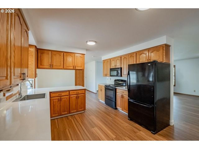 1566 Ne LAURELWOOD Cir, Canby, OR 97013