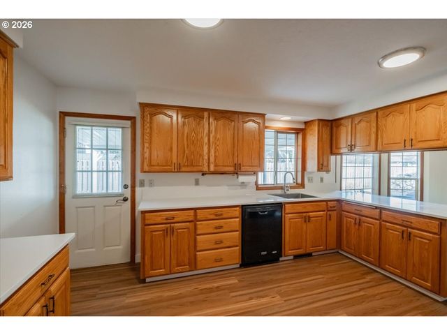 1566 Ne LAURELWOOD Cir, Canby, OR 97013