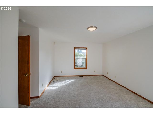 1566 Ne LAURELWOOD Cir, Canby, OR 97013