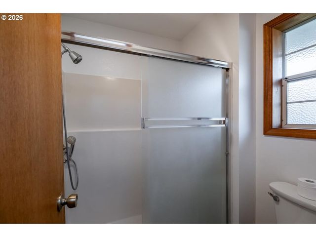 1566 Ne LAURELWOOD Cir, Canby, OR 97013