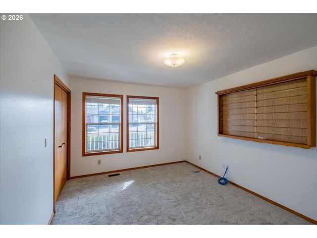 1566 Ne LAURELWOOD Cir, Canby, OR 97013