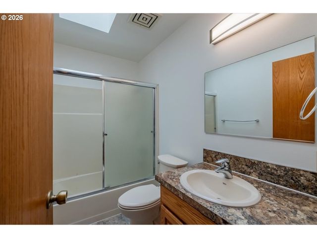 1566 Ne LAURELWOOD Cir, Canby, OR 97013