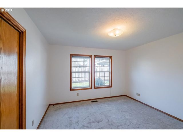 1566 Ne LAURELWOOD Cir, Canby, OR 97013