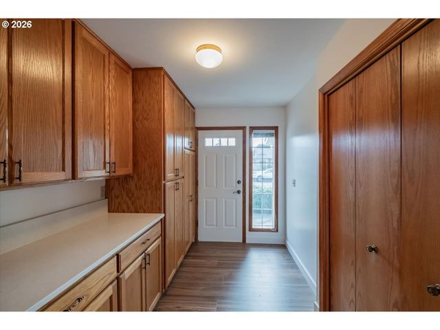 1566 Ne LAURELWOOD Cir, Canby, OR 97013